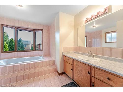 1500 Greenridge Circle, Oakville, ON - Indoor Photo Showing Bathroom