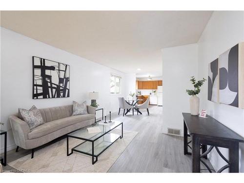 160 Commercial Street, Welland, ON - Indoor Photo Showing Living Room