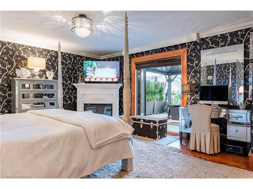 2300 Lakeshore Road, Burlington, ON - Indoor Photo Showing Bedroom