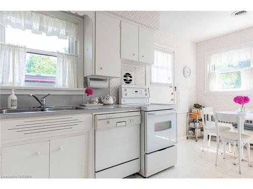 310 Simcoe St, Niagara-On-The-Lake, ON - Indoor Photo Showing Kitchen With Double Sink