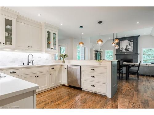 205 Forestwood Drive, Oakville, ON - Indoor Photo Showing Kitchen With Upgraded Kitchen