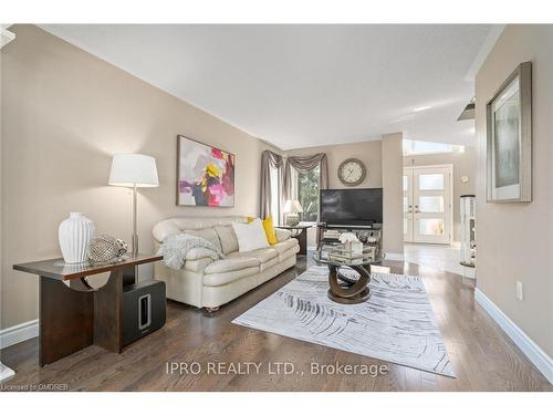 17 Robinson Road, Georgetown, ON - Indoor Photo Showing Living Room