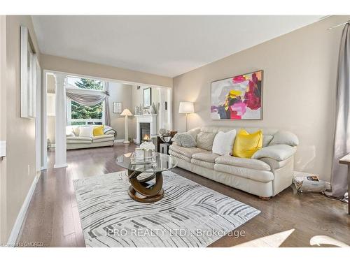 17 Robinson Road, Georgetown, ON - Indoor Photo Showing Living Room