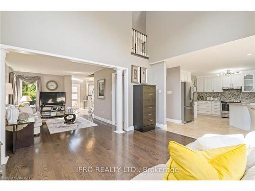 17 Robinson Road, Georgetown, ON - Indoor Photo Showing Living Room