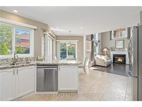 17 Robinson Road, Georgetown, ON - Indoor Photo Showing Kitchen With Double Sink With Upgraded Kitchen