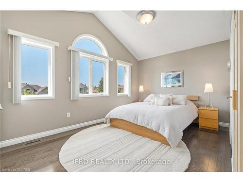 17 Robinson Road, Georgetown, ON - Indoor Photo Showing Bedroom