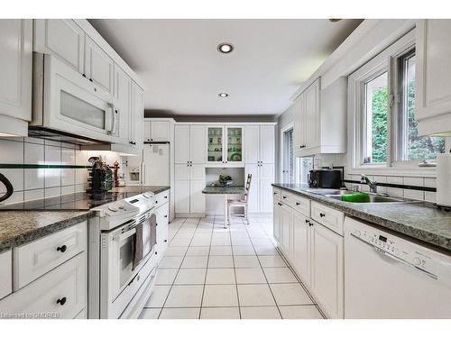 2069 Thornlea Drive, Oakville, ON - Indoor Photo Showing Kitchen With Double Sink