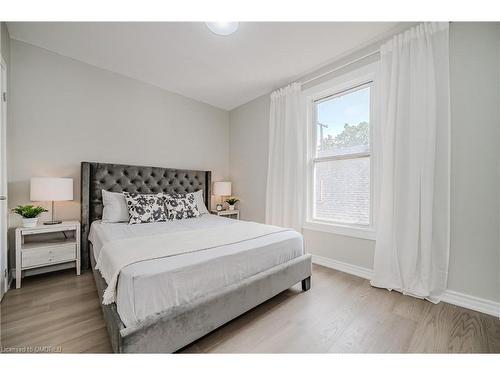 39 Alanson Street, Hamilton, ON - Indoor Photo Showing Bedroom