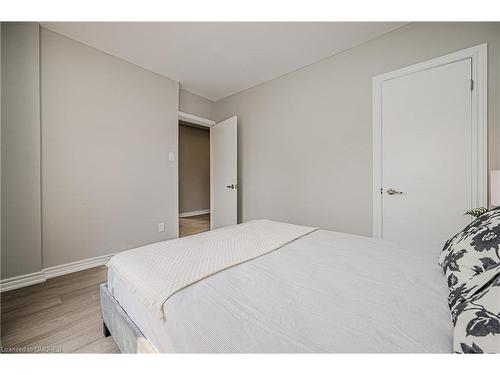 39 Alanson Street, Hamilton, ON - Indoor Photo Showing Bedroom