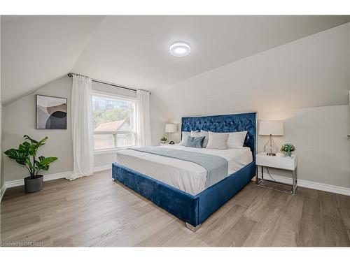 39 Alanson Street, Hamilton, ON - Indoor Photo Showing Bedroom