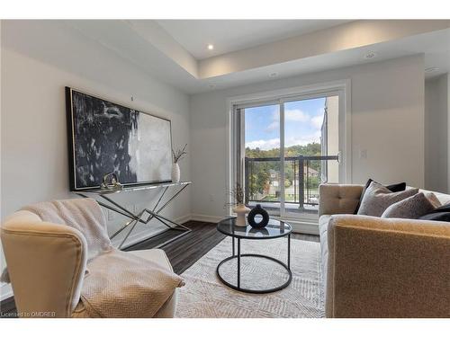 16-3562 Colonial Drive, Mississauga, ON - Indoor Photo Showing Living Room