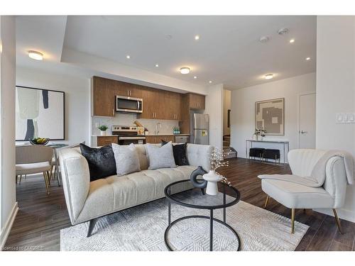 16-3562 Colonial Drive, Mississauga, ON - Indoor Photo Showing Living Room