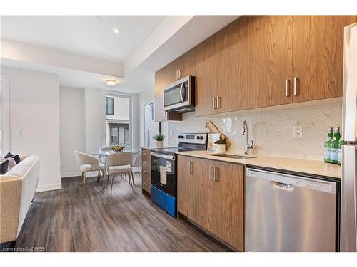 16-3562 Colonial Drive, Mississauga, ON - Indoor Photo Showing Kitchen