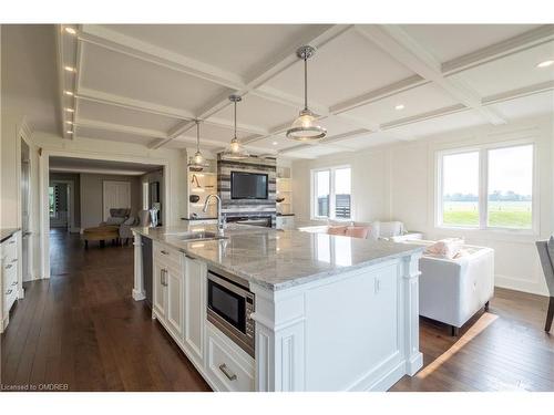 1046 6Th Concession Road W, Hamilton, ON - Indoor Photo Showing Kitchen With Upgraded Kitchen