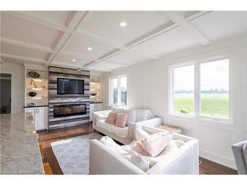 1046 6Th Concession Road W, Hamilton, ON - Indoor Photo Showing Living Room