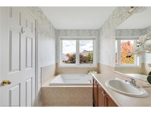 2130 Emily Circle, Oakville, ON - Indoor Photo Showing Bathroom