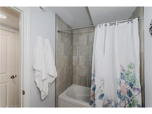 12-235 Chapel Hill Drive, Kitchener, ON - Indoor Photo Showing Bathroom