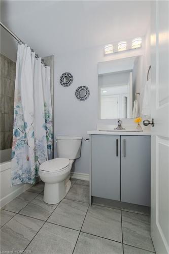 12-235 Chapel Hill Drive, Kitchener, ON - Indoor Photo Showing Bathroom