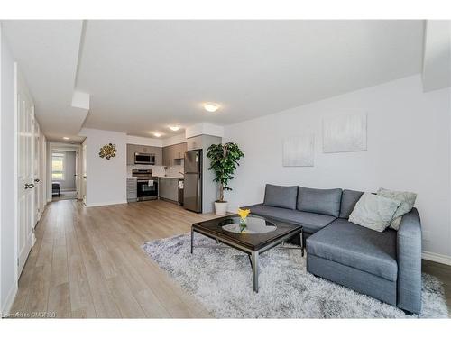 12-235 Chapel Hill Drive, Kitchener, ON - Indoor Photo Showing Living Room