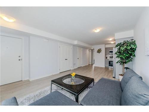 12-235 Chapel Hill Drive, Kitchener, ON - Indoor Photo Showing Living Room