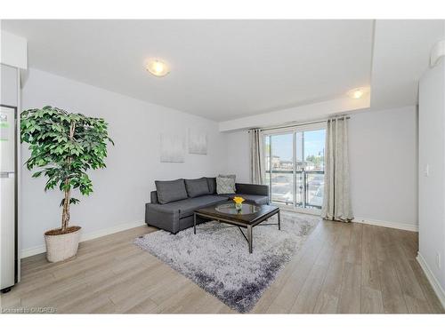 12-235 Chapel Hill Drive, Kitchener, ON - Indoor Photo Showing Living Room