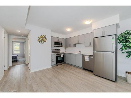 12-235 Chapel Hill Drive, Kitchener, ON - Indoor Photo Showing Kitchen