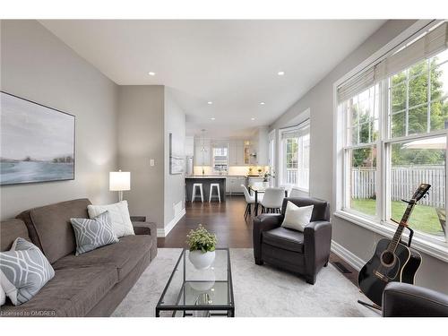 2457 Clayborne Place, Oakville, ON - Indoor Photo Showing Living Room