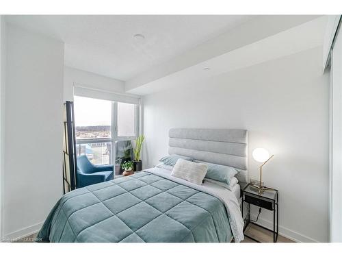 A629-5230 Dundas Street, Burlington, ON - Indoor Photo Showing Bedroom