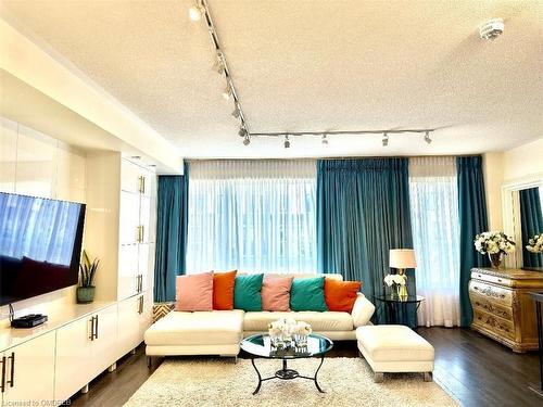 3095 Ernest Appelbe Boulevard, Oakville, ON - Indoor Photo Showing Living Room