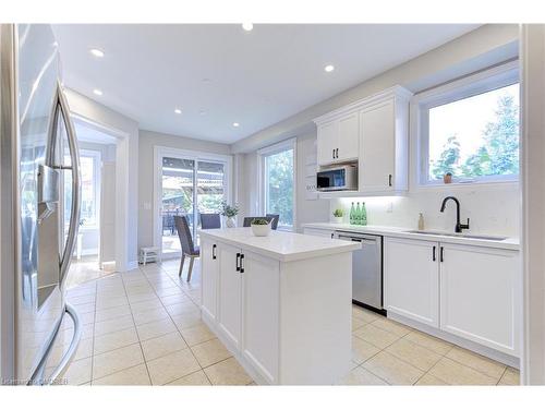 3410 Robin Hill Circle, Oakville, ON - Indoor Photo Showing Kitchen With Upgraded Kitchen