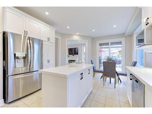 3410 Robin Hill Circle, Oakville, ON - Indoor Photo Showing Kitchen With Upgraded Kitchen