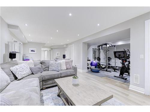 3410 Robin Hill Circle, Oakville, ON - Indoor Photo Showing Living Room