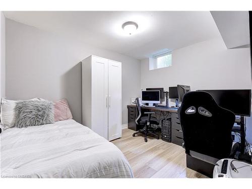 3410 Robin Hill Circle, Oakville, ON - Indoor Photo Showing Bedroom