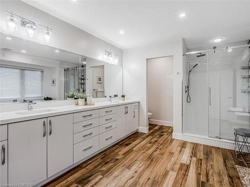 323 Mcdougall Crossing, Milton, ON - Indoor Photo Showing Bathroom