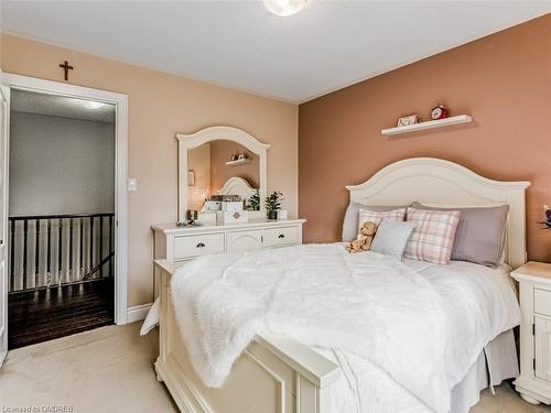 323 Mcdougall Crossing, Milton, ON - Indoor Photo Showing Bedroom