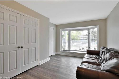 6-312 Reynolds Street, Oakville, ON - Indoor Photo Showing Living Room