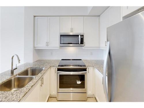 509-1050 Main Street East, Milton, ON - Indoor Photo Showing Kitchen With Double Sink With Upgraded Kitchen