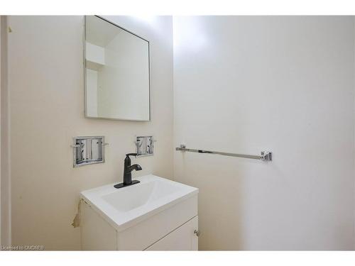 15-17 Gibson Drive, Kitchener, ON - Indoor Photo Showing Bathroom