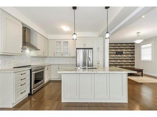 35 Windsor Circle, Niagara-On-The-Lake, ON - Indoor Photo Showing Kitchen With Double Sink With Upgraded Kitchen