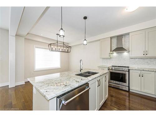 35 Windsor Circle, Niagara-On-The-Lake, ON - Indoor Photo Showing Kitchen With Double Sink With Upgraded Kitchen