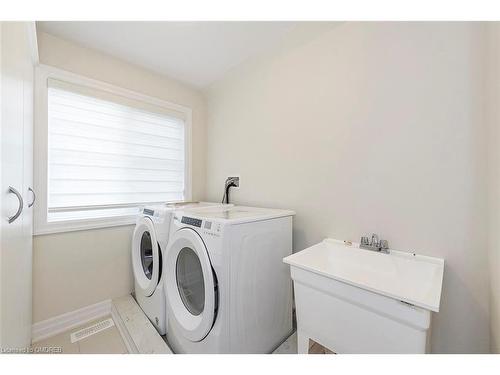 35 Windsor Circle, Niagara-On-The-Lake, ON - Indoor Photo Showing Laundry Room