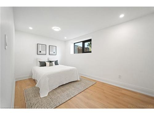 480 Scarsdale Crescent, Oakville, ON - Indoor Photo Showing Bedroom