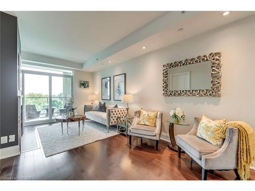 417-11 Bronte Road, Oakville, ON - Indoor Photo Showing Living Room