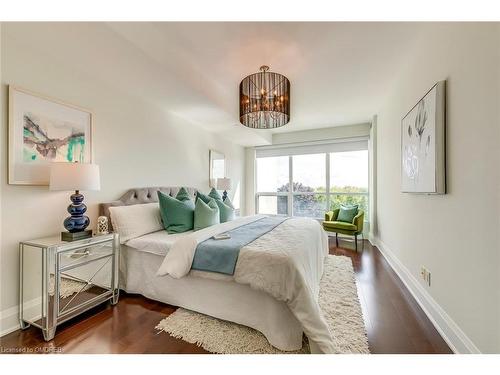 417-11 Bronte Road, Oakville, ON - Indoor Photo Showing Bedroom