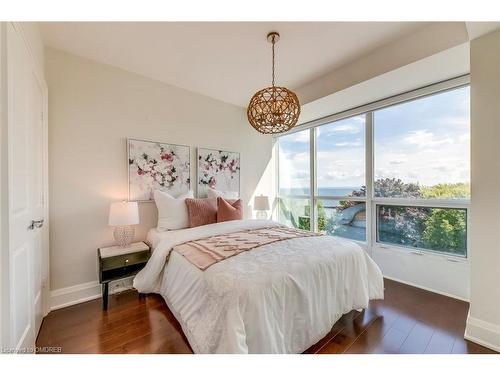 417-11 Bronte Road, Oakville, ON - Indoor Photo Showing Bedroom