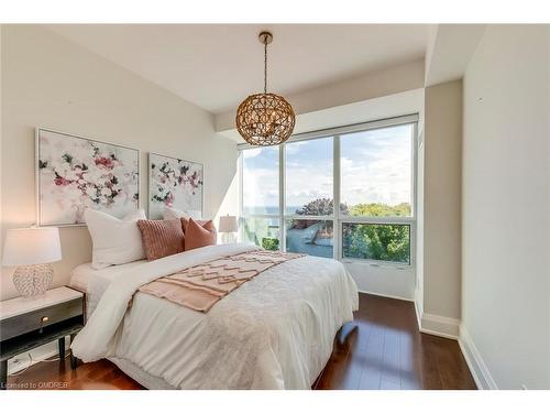 417-11 Bronte Road, Oakville, ON - Indoor Photo Showing Bedroom