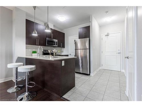 422-33 Whitmer Street, Milton, ON - Indoor Photo Showing Kitchen With Stainless Steel Kitchen With Upgraded Kitchen