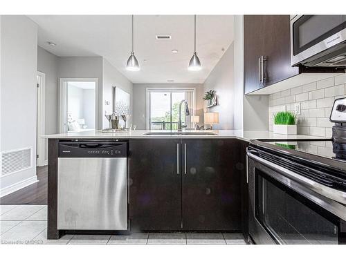 422-33 Whitmer Street, Milton, ON - Indoor Photo Showing Kitchen With Upgraded Kitchen