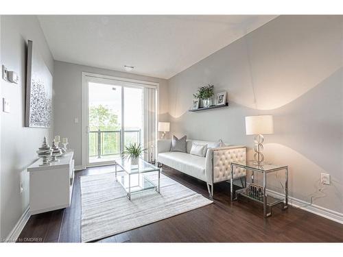 422-33 Whitmer Street, Milton, ON - Indoor Photo Showing Living Room