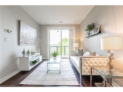 422-33 Whitmer Street, Milton, ON - Indoor Photo Showing Living Room